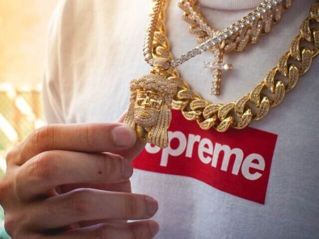 cropped-men-gold-chains-necklace-aesthetic-10.jpeg