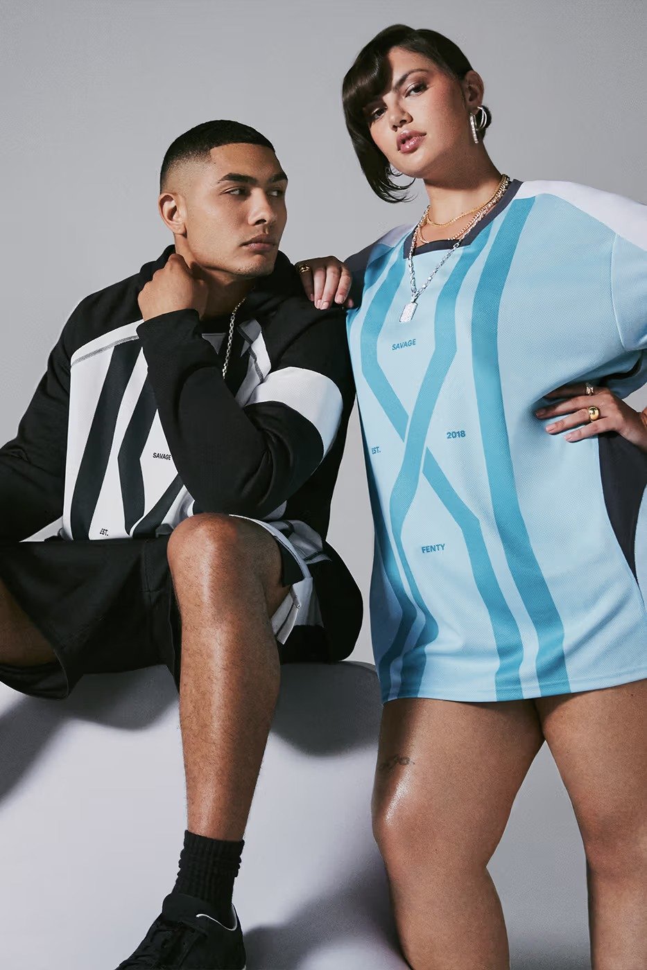Rihanna se inspira no universo do Futebol para nova coleção Savage x Fenty  – O Cara Fashion